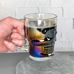 Totenkopf-Bierglas 500 ml | irisierendes Trinkglas mit Griff in Knochenform