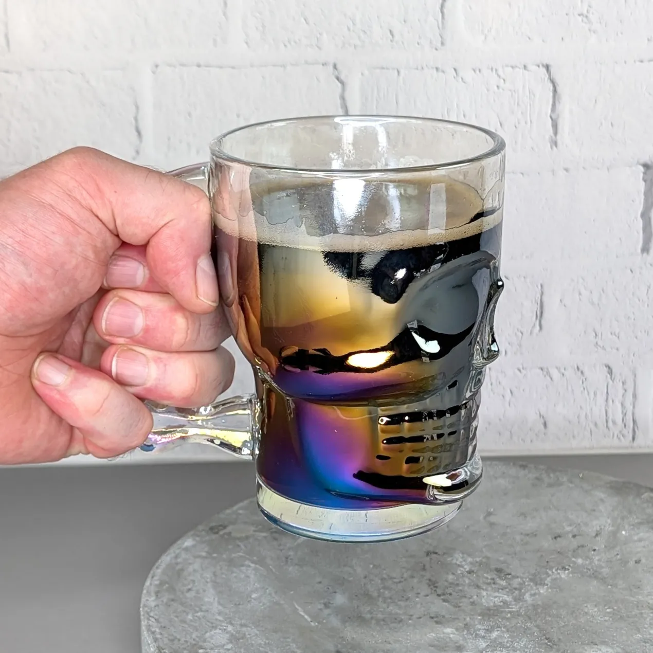 Totenkopf-Bierglas 500 ml | irisierendes Trinkglas mit Griff in Knochenform