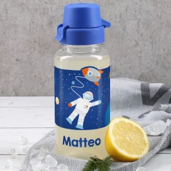 Transparente Trinkflasche mit Name und kleinem Astronaut im Weltall 0,4 L