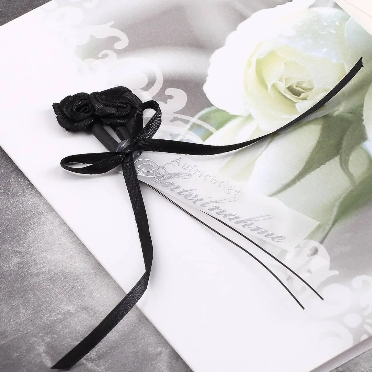 Trauerkarte mit schwarzen Rosen
