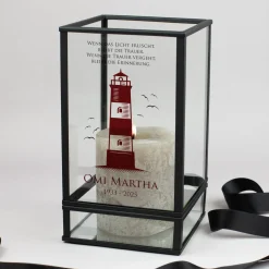 Trauer Windlicht mit Leuchtturm | Personalisierte Laterne mit Name & Datum von Ritzenhoff & Breker