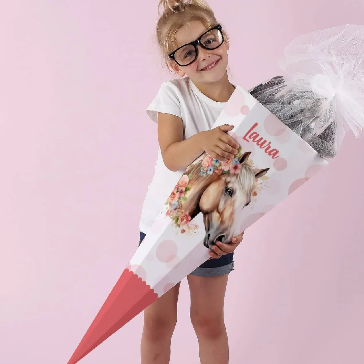 Traumhafte Schultüte mit Pferd, Blumen, Punkten und Name