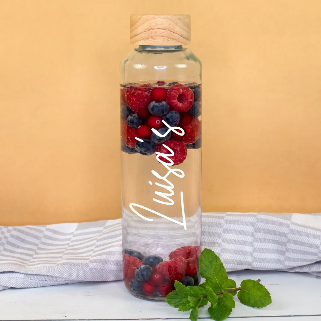 Trinkflasche aus Glas mit Name personalisiert 600 ml | Handmade Flasche mit Holzdeckel als Geschenk