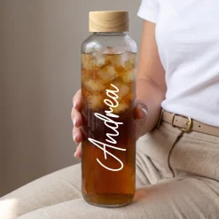 Trinkflasche aus Glas mit Name personalisiert 600 ml | Handmade Flasche mit Holzdeckel als Geschenk