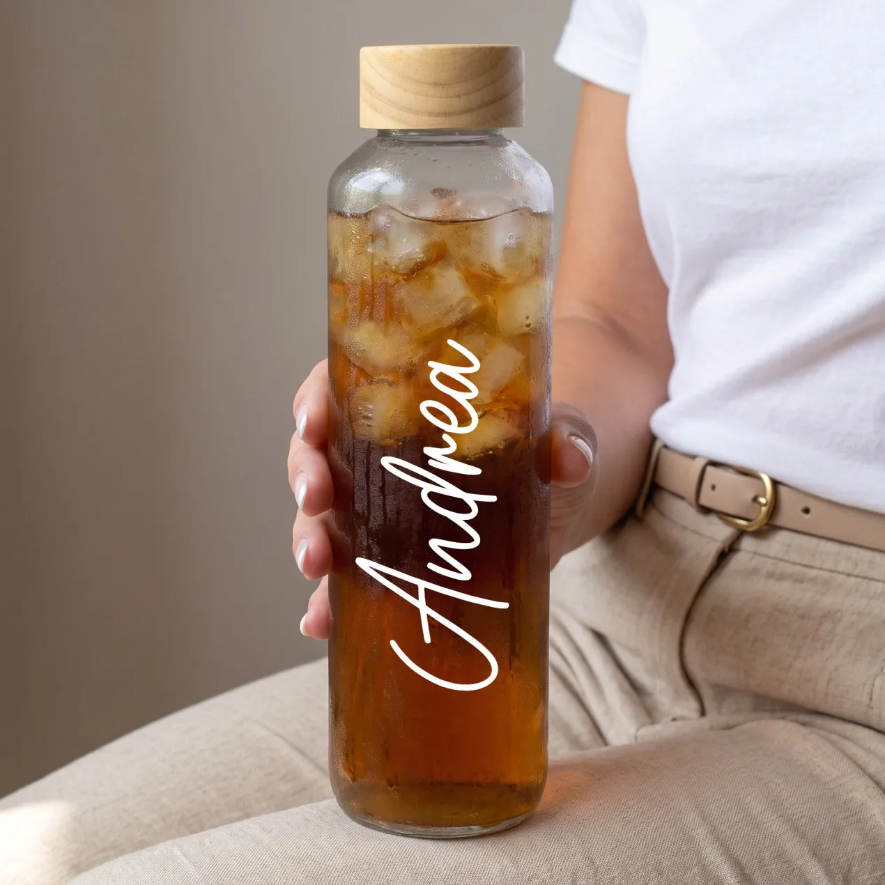 Trinkflasche aus Glas mit Name personalisiert 600 ml | Handmade Flasche mit Holzdeckel als Geschenk