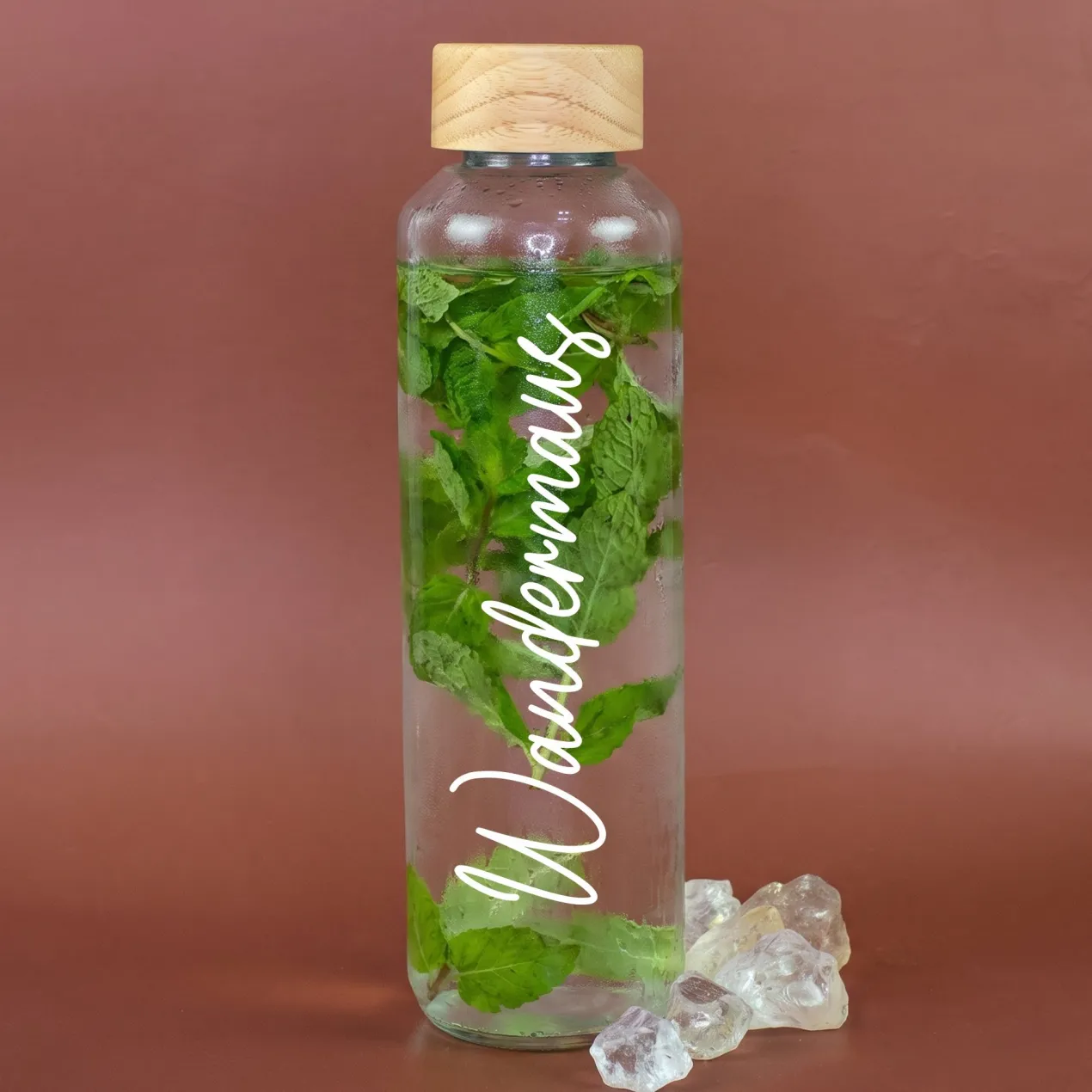 Trinkflasche aus Glas mit Name personalisiert 600 ml | Handmade Flasche mit Holzdeckel als Geschenk