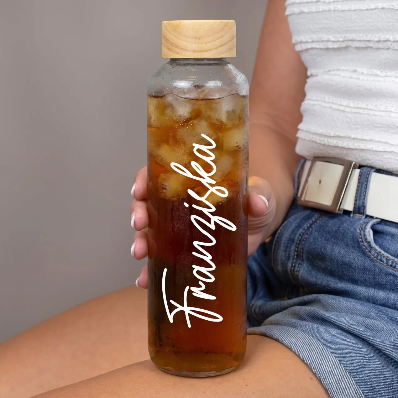 Trinkflasche aus Glas mit Name personalisiert 600 ml | Handmade Flasche mit Holzdeckel als Geschenk