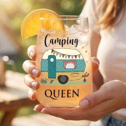 Trinkglas als Geschenk für Camperinnen & Camping Urlaub | Camping Queen mit Wohnwagen | Glas 430 ml
