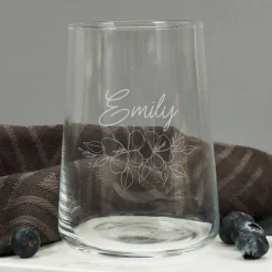 Trinkglas mit Blumenmotiv und Ihrem Wunschnamen graviert