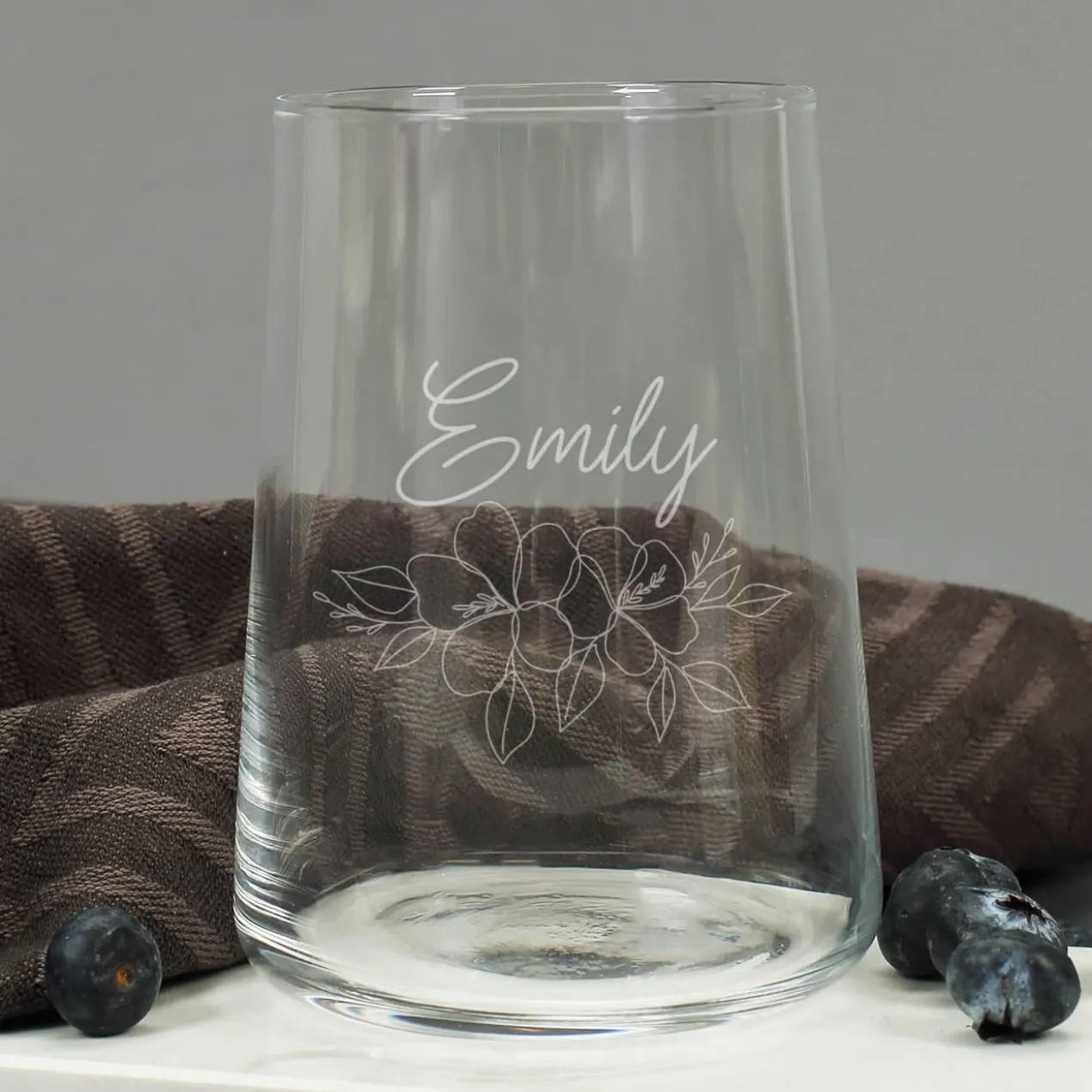 Trinkglas mit Blumenmotiv und Ihrem Wunschnamen graviert