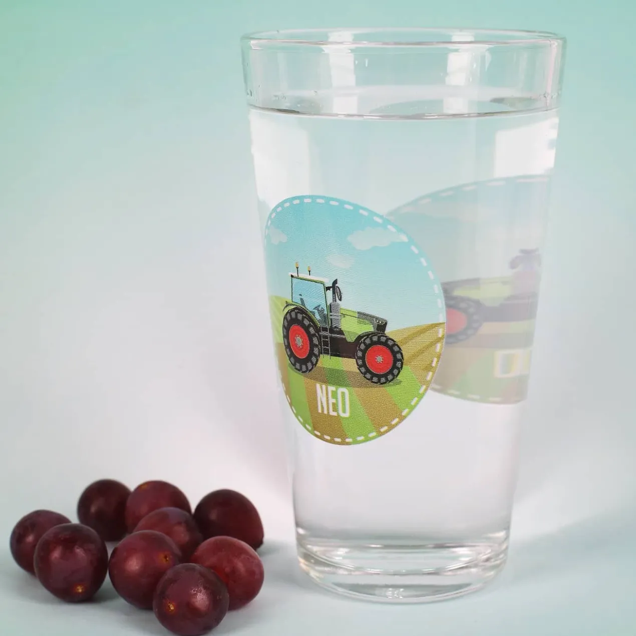 Trinkglas mit grünem Traktor und Name