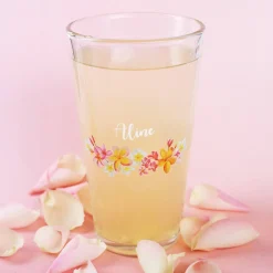 Trinkglas mit Namen und Tropenblumen