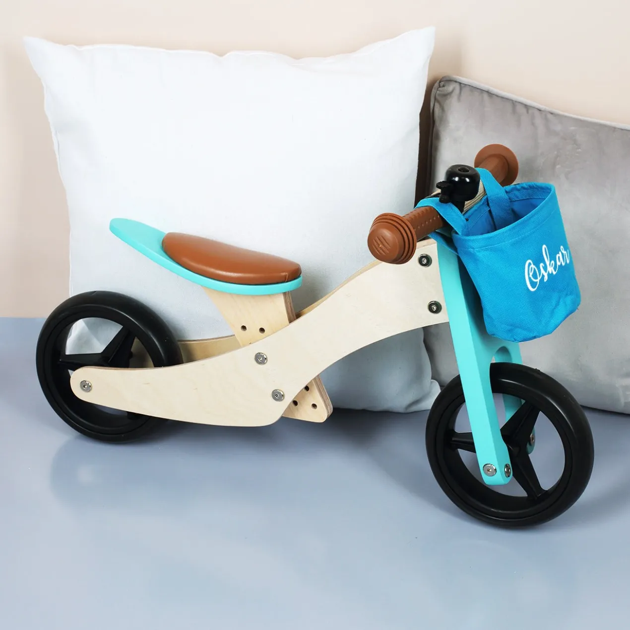 Türkises Laufrad-Trike aus Holz 2-in-1 mit Namensaufdruck