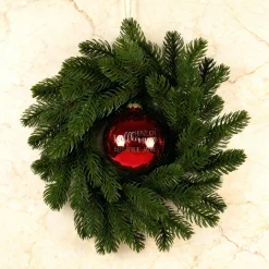 Türkranz mit personalisierter Kugel 'Willkommen' und Wunschgravur zu Weihnachten in Rot oder Weiß