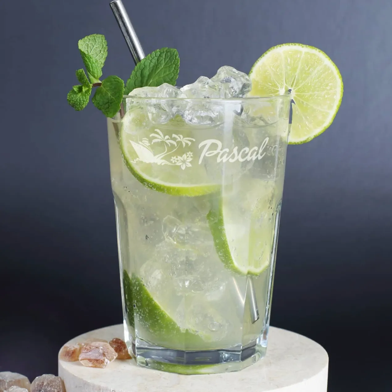 tropisches Longdrinkglas graviert mit Wunschname, Palmen und Blüten
