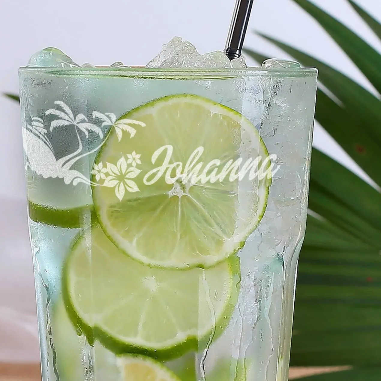 tropisches Longdrinkglas graviert mit Wunschname, Palmen und Blüten