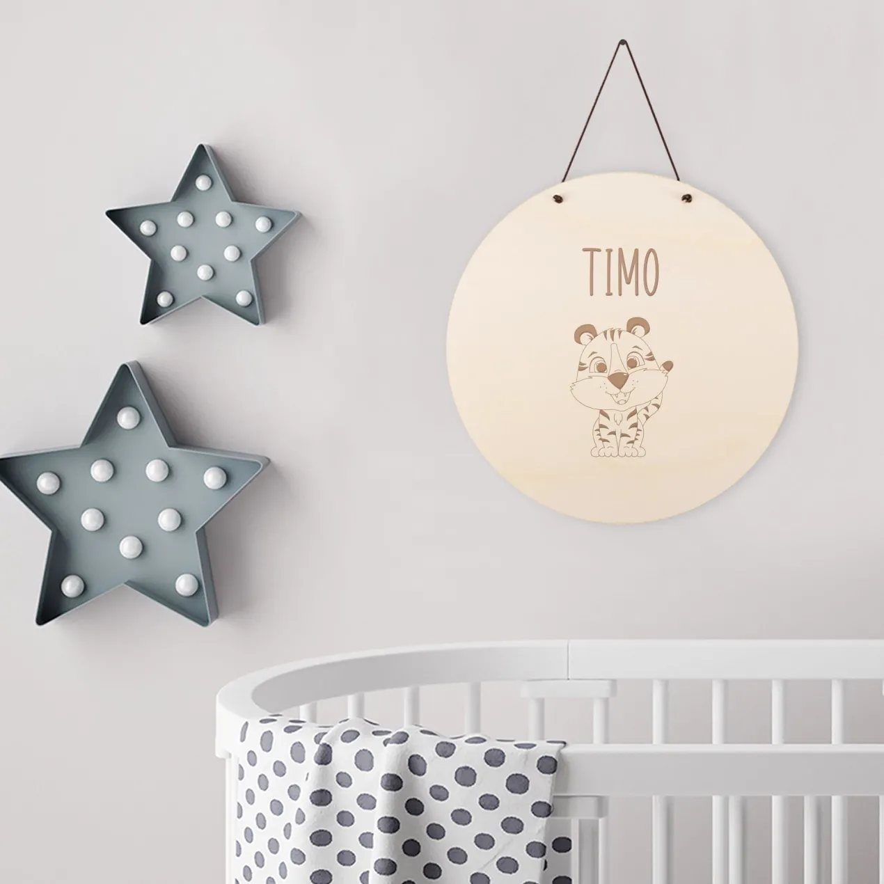 Türschild aus Holz mit Tiger-Motiv und Wunschname fürs Kinderzimmer