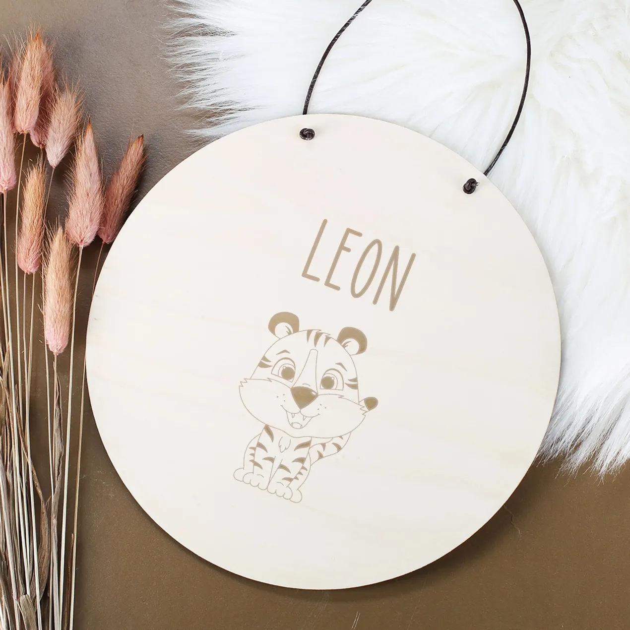 Türschild aus Holz mit Tiger-Motiv und Wunschname fürs Kinderzimmer