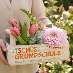 Tschüss Grundschule - Präsentkorb Pflanzkiste als Abschiedsgeschenk für Lehrer