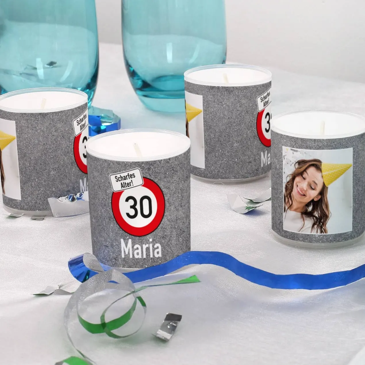 Vier kleine Kerzen mit Foto und Verkehrszeichenmotiv zum Geburtstag