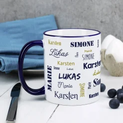 Vier Namen - Familientasse mit dunkelblauem Rand und Henkel