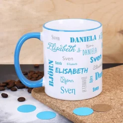 Vier Namen - Familientasse mit hellblauem Rand und Henkel