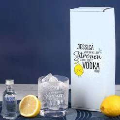 Vodka Lemon Geschenk-Set mit graviertem Glas und 1 kleine Flasche Absolut Vodka