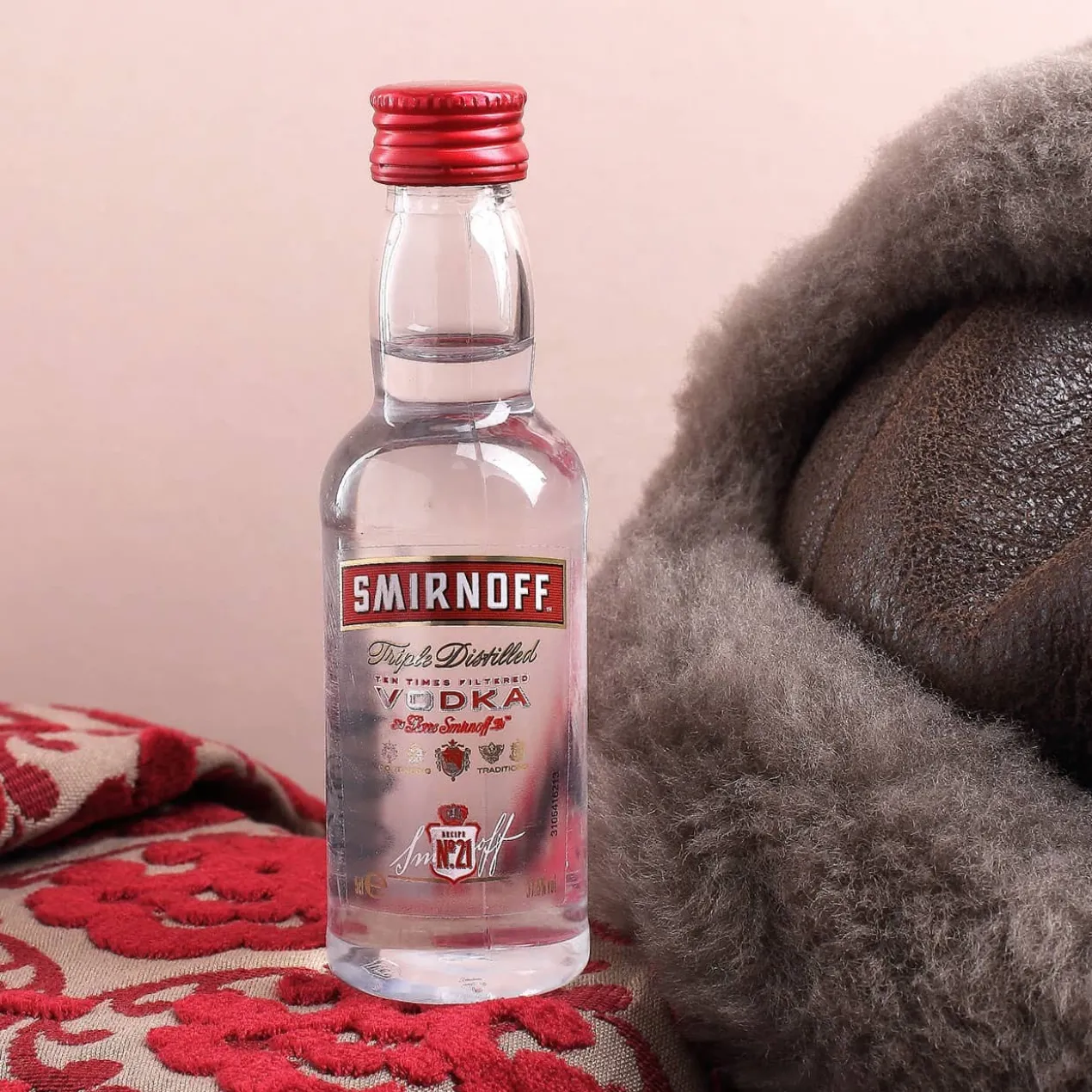Vodka Smirnoff mit graviertem Vodkaglas in bedruckter Geschenkbox mit Glückwunschtext