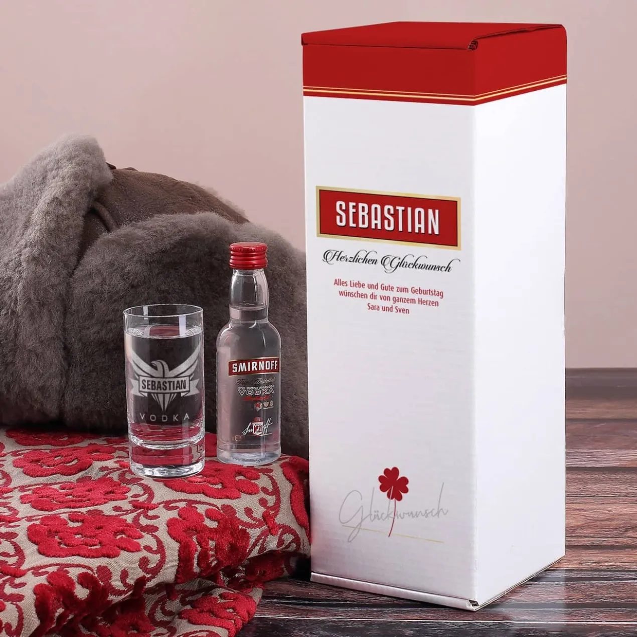 Vodka Smirnoff mit graviertem Vodkaglas in bedruckter Geschenkbox mit Glückwunschtext