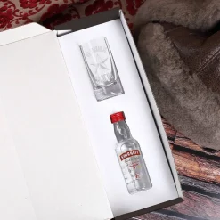 Vodka Smirnoff mit graviertem Vodkaglas in bedruckter Geschenkverpackung
