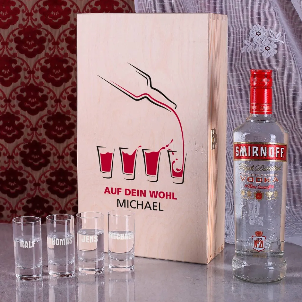 Vodka Smirnoff mit 4 gravierten Gläsern in bedruckter Holzkiste