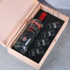 Vodka Smirnoff mit 4 gravierten Gläsern in bedruckter Holzkiste