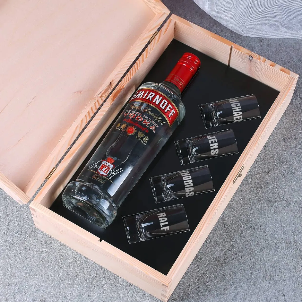 Vodka Smirnoff mit 4 gravierten Gläsern in bedruckter Holzkiste