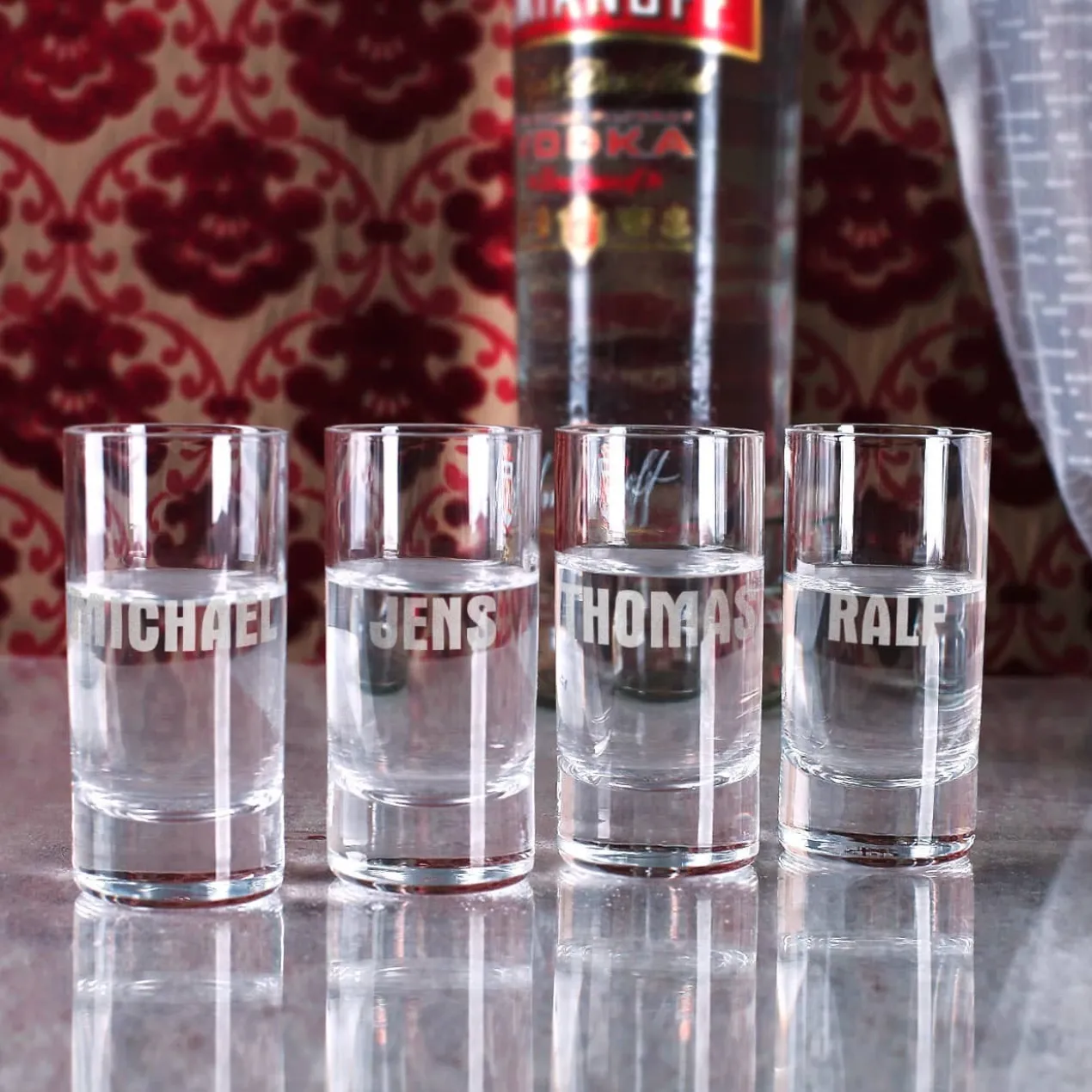 Vodka Smirnoff mit 4 gravierten Gläsern in bedruckter Holzkiste