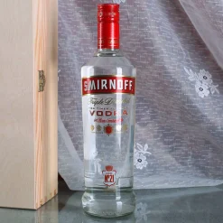 Vodka Smirnoff mit 4 gravierten Gläsern in bedruckter Holzkiste
