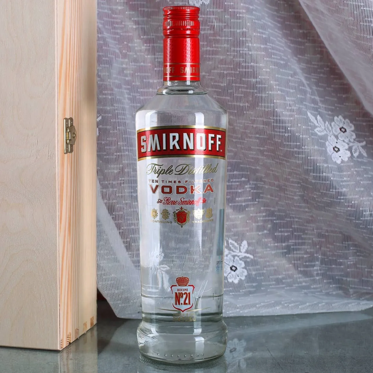 Vodka Smirnoff mit 4 gravierten Gläsern in bedruckter Holzkiste