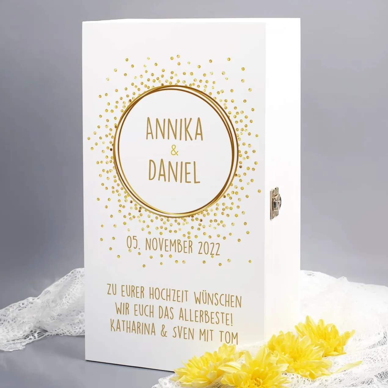 Weiße Holzbox zur Hochzeit mit gravierten Sektgläsern