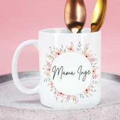 Weiße Keramiktasse mit Namensaufdruck und Blumenmotiv