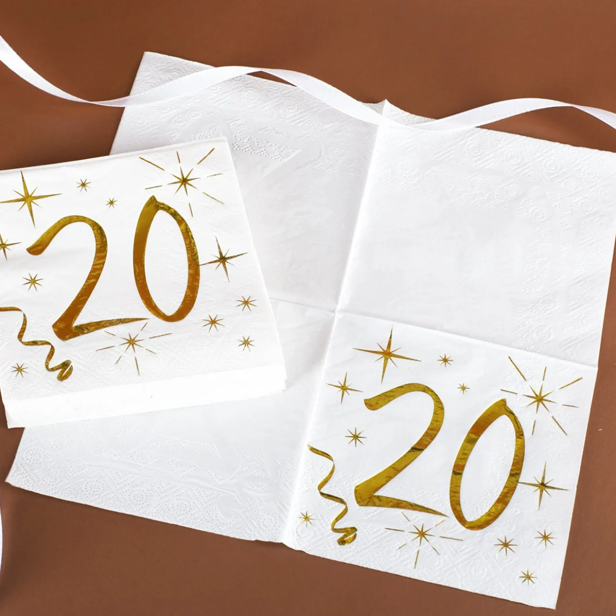 Weiße Servietten zum 20. Geburtstag in Gold-Metallic