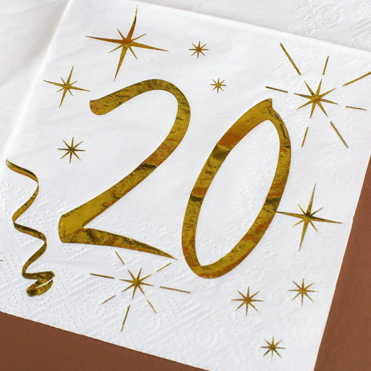 Weiße Servietten zum 20. Geburtstag in Gold-Metallic