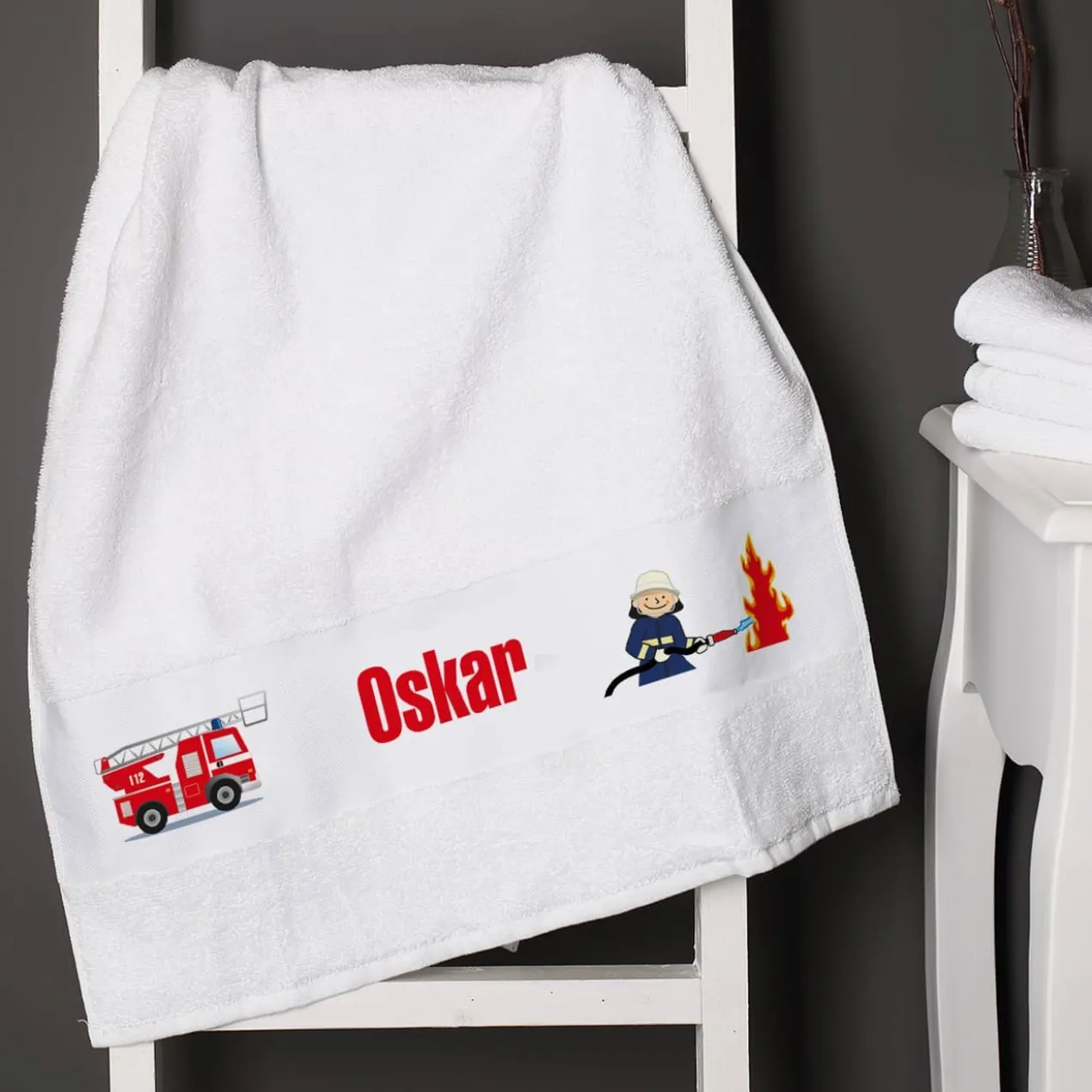 weißes Handtuch mit Feuerwehr und Name