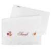 Weißes Handtuch mit Name und Rosenmotiv