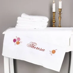 Weißes Handtuch mit Name und Rosenmotiv