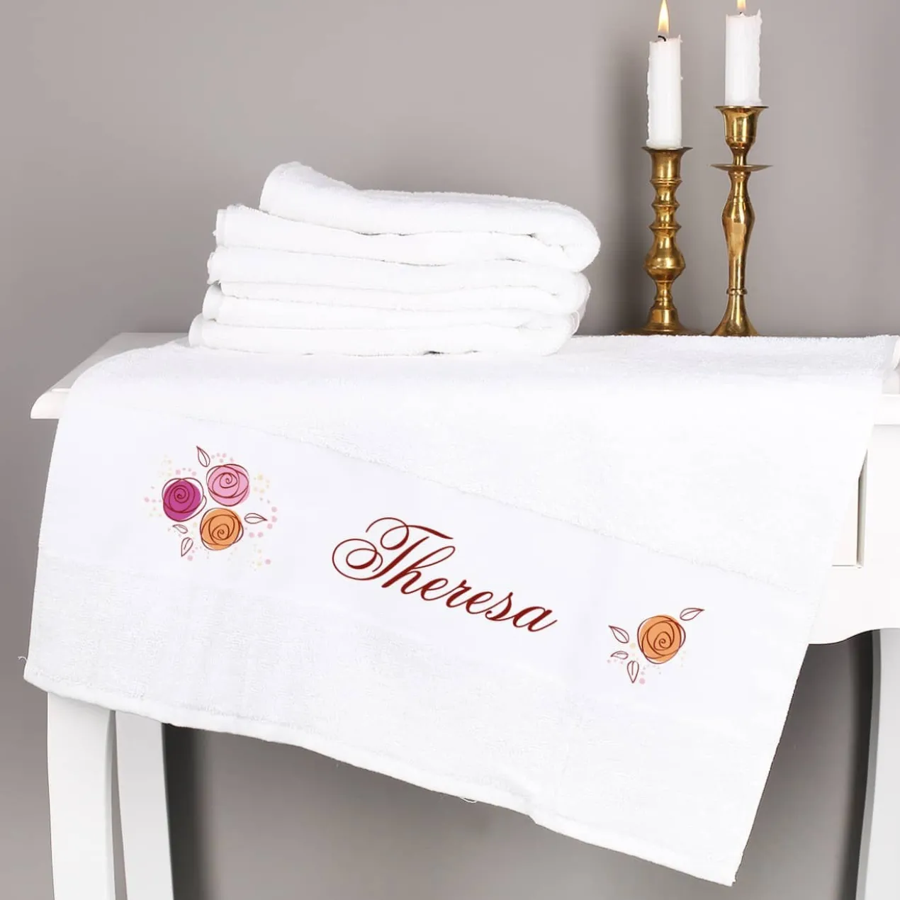 Weißes Handtuch mit Name und Rosenmotiv