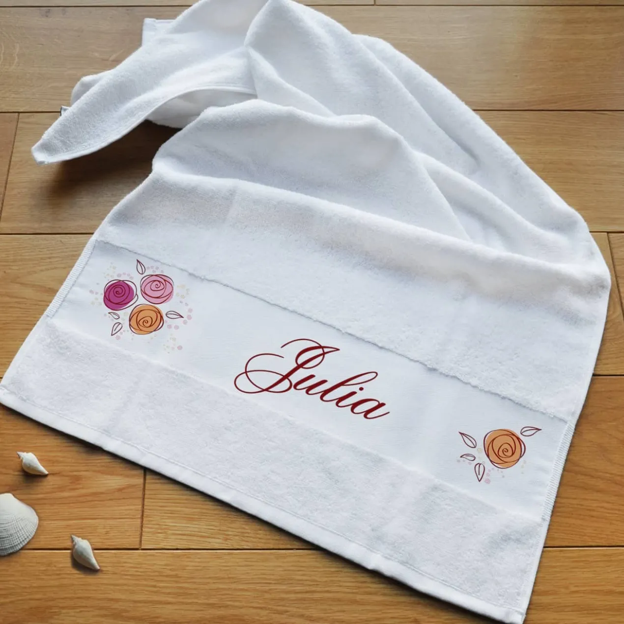 Weißes Handtuch mit Name und Rosenmotiv