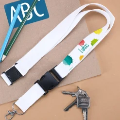 Weißes Schlüsselband mit buntem Motiv und Name