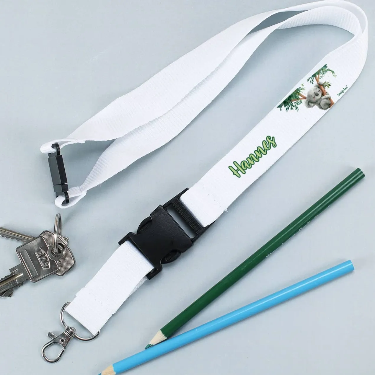 Weißes Schlüsselband mit kleinem Koala als Motiv und Wunschname