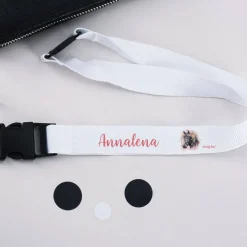 Weißes Schlüsselband mit niedlichem Pferdemotiv und Wunschname