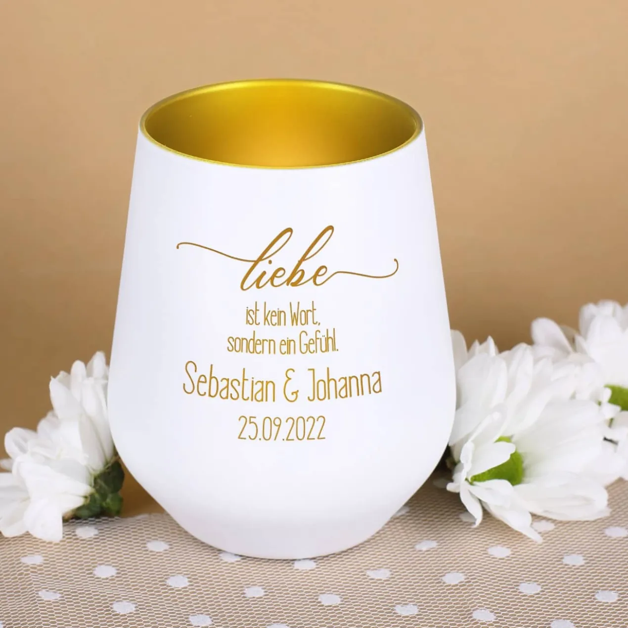 Weißes Windlicht zur Hochzeit - Liebe ist kein Wort, sondern ein Gefühl - mit Namen und Datum