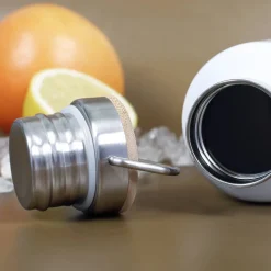 Weiße Thermosflasche mit Blumenmotiv und Schmetterlingen bedruckt